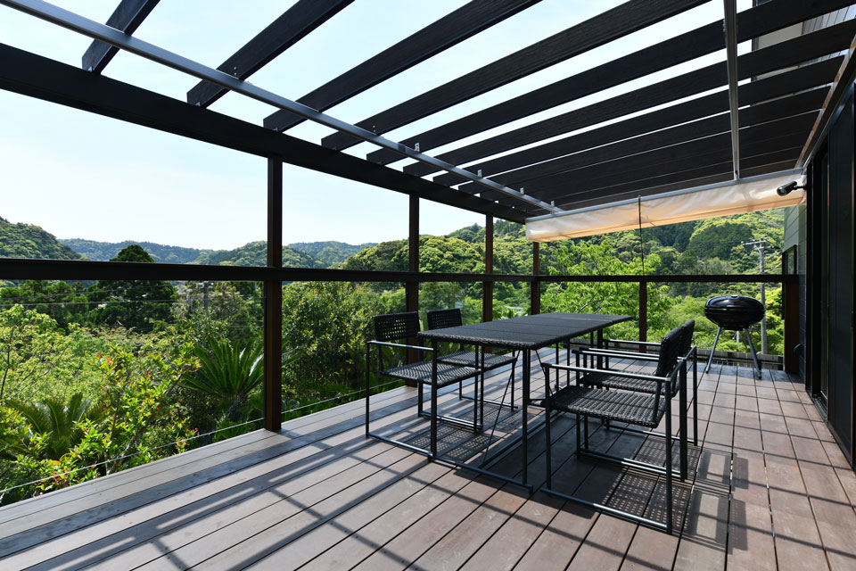 BON-MAL TREEの山並みを望むウッドデッキとテーブル、BBQグリル