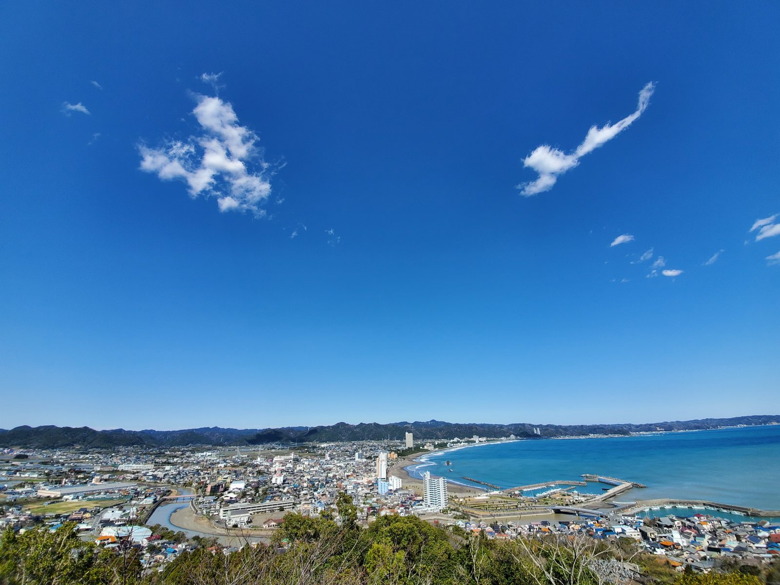 魚見塚展望台から望む鴨川の街と海の実写写真