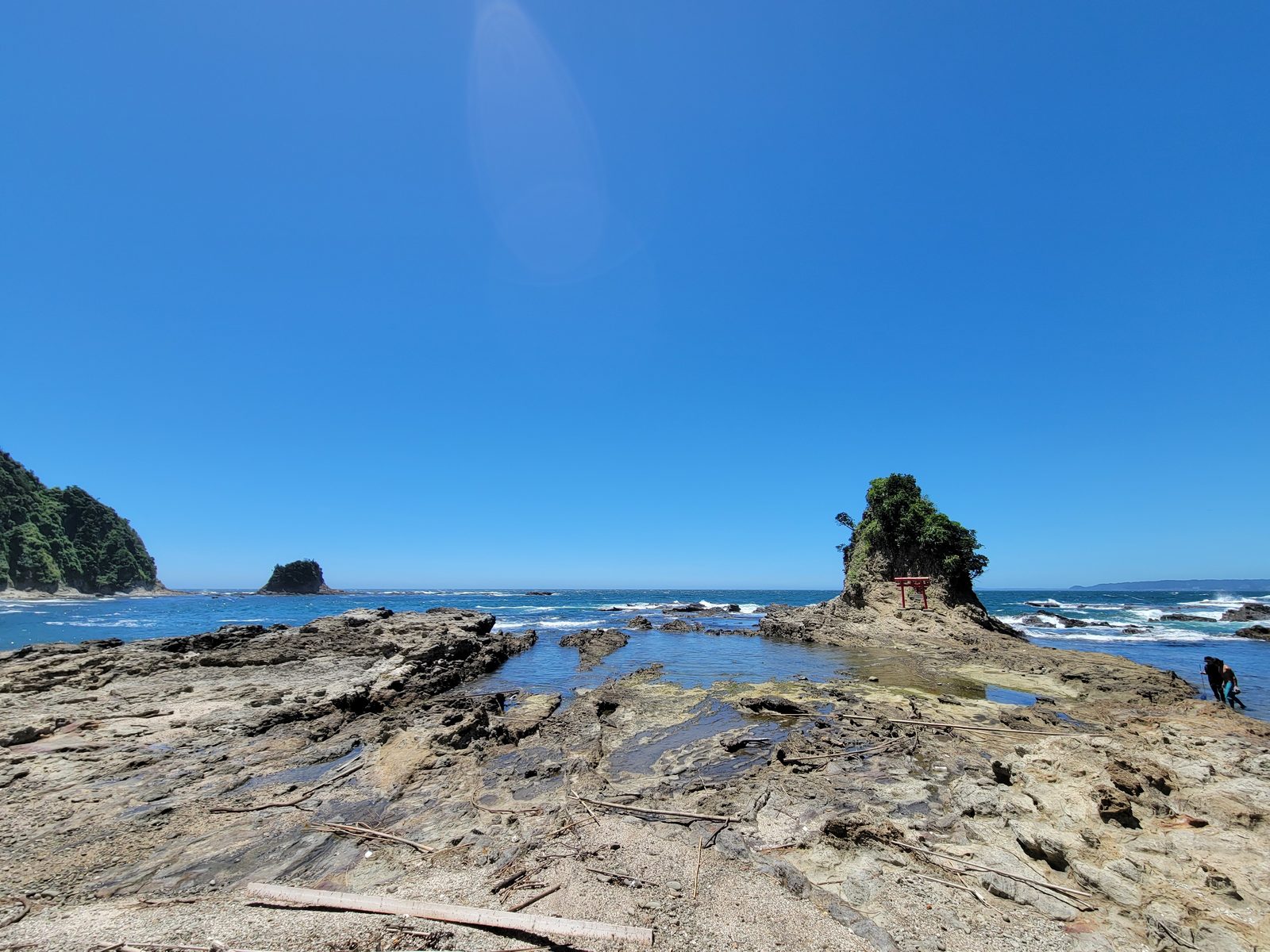 鯛の浦周辺の大弁天・小弁天と海岸の実写写真