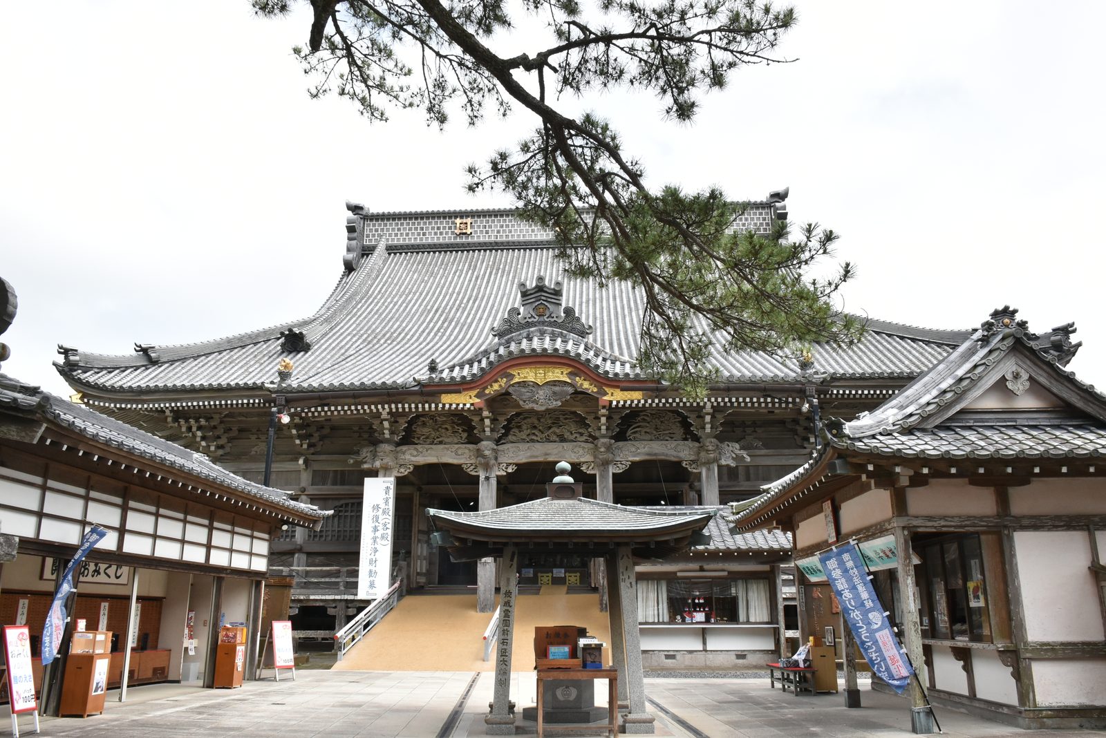 誕生寺の祖師堂を正面から撮影した実写写真