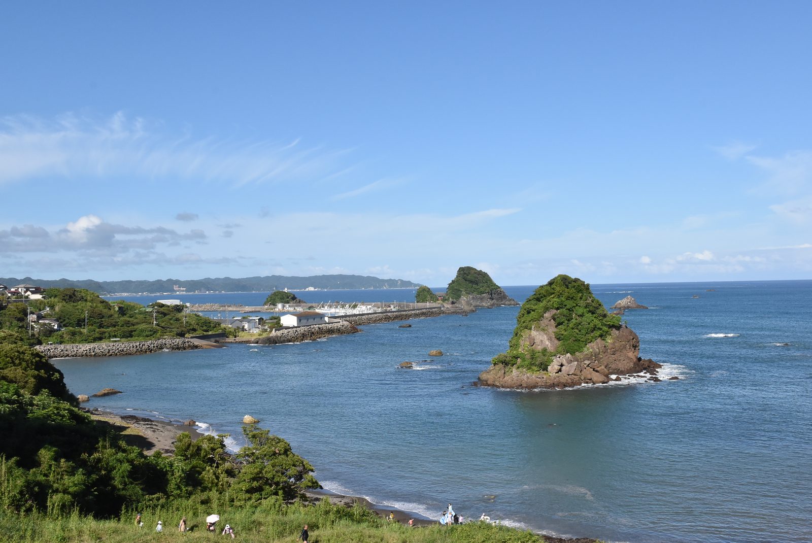 鴨川松島の島々と青い海の実写写真